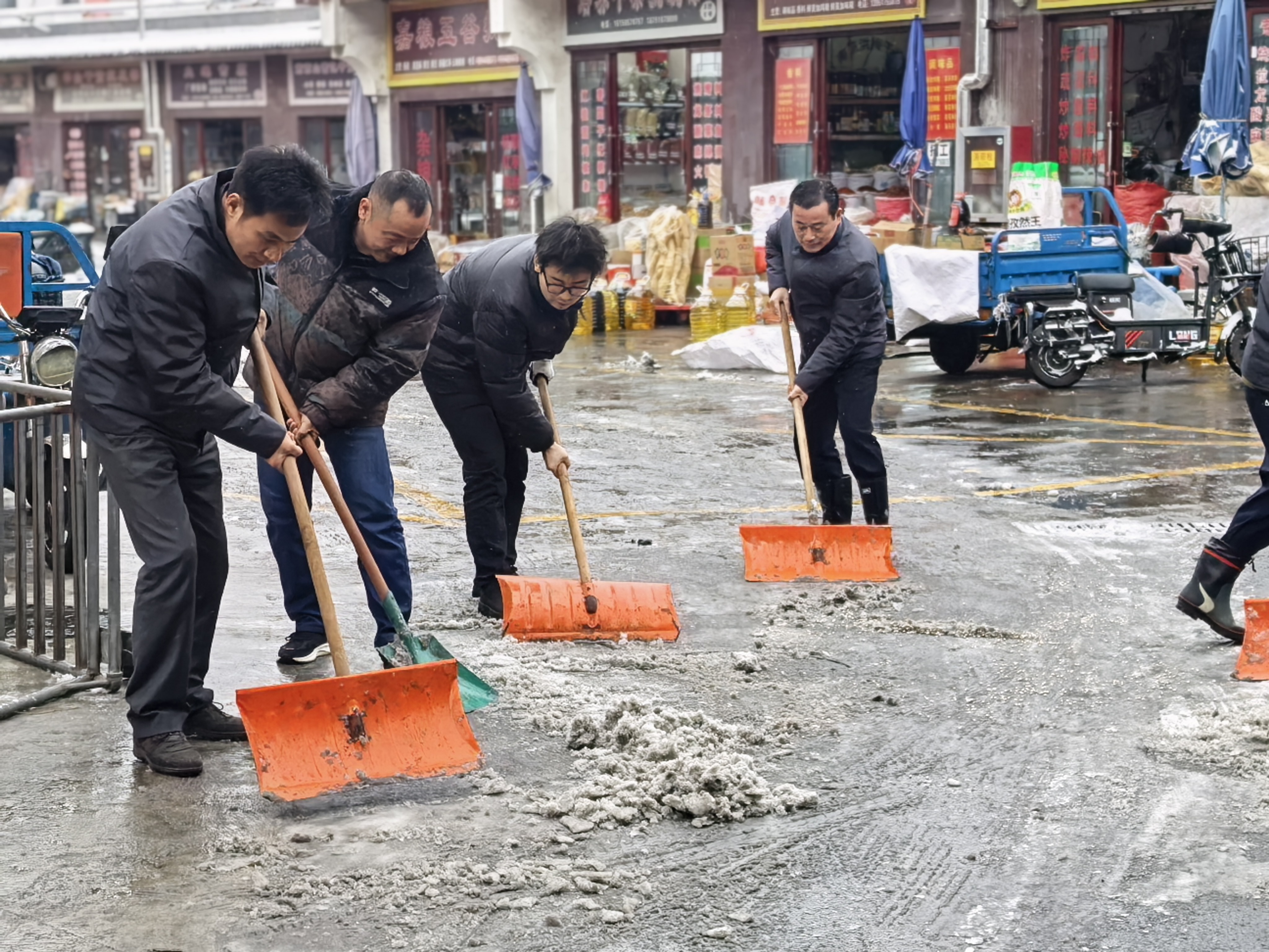 以雪为令显担当  全员扫雪保畅通